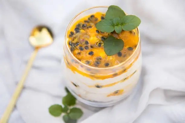 Schichtdessert mit Passionsfrucht und Joghurt